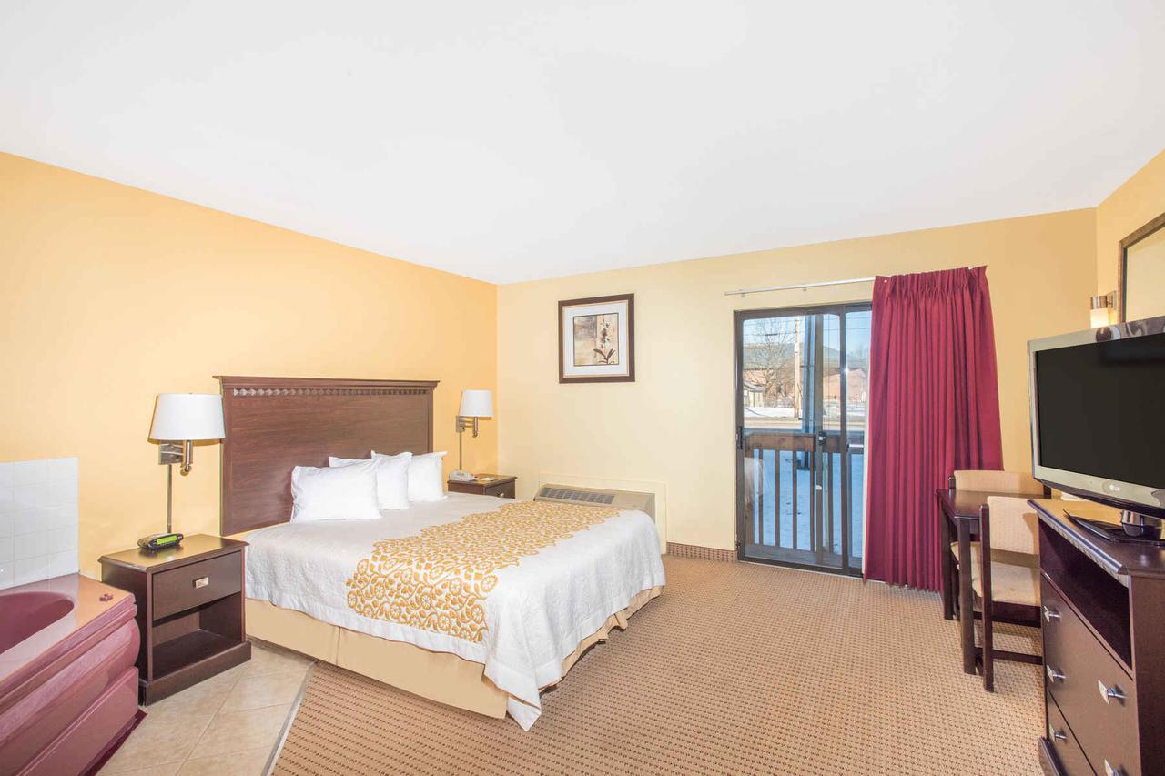 Days Inn By Wyndham Colchester Burlington מראה חיצוני תמונה