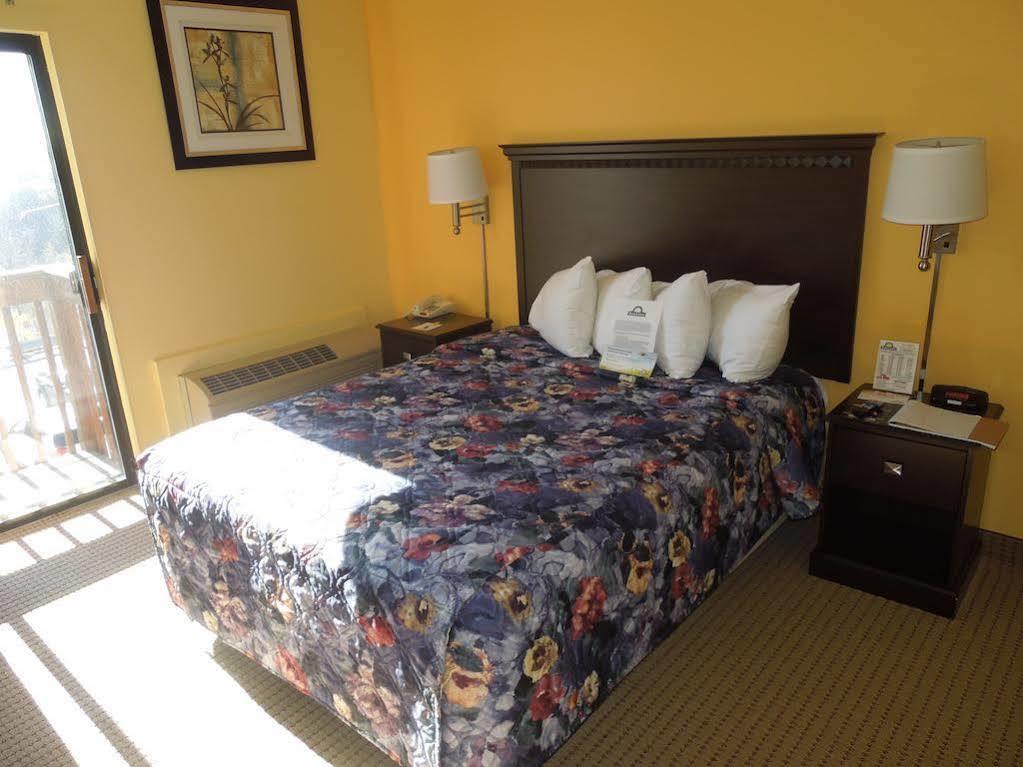 Days Inn By Wyndham Colchester Burlington מראה חיצוני תמונה