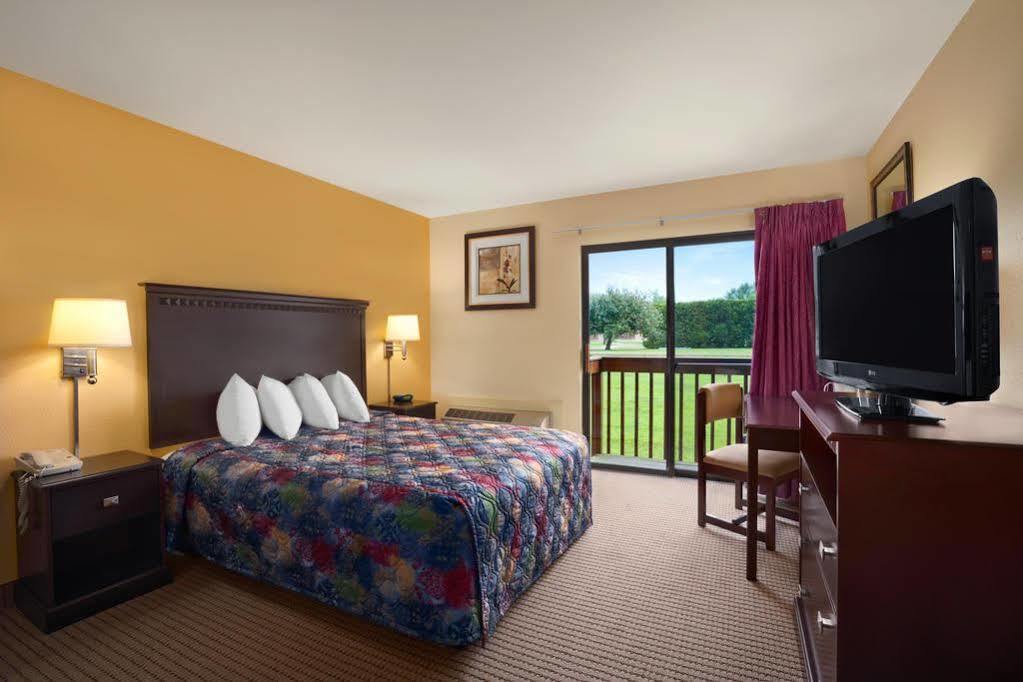 Days Inn By Wyndham Colchester Burlington מראה חיצוני תמונה