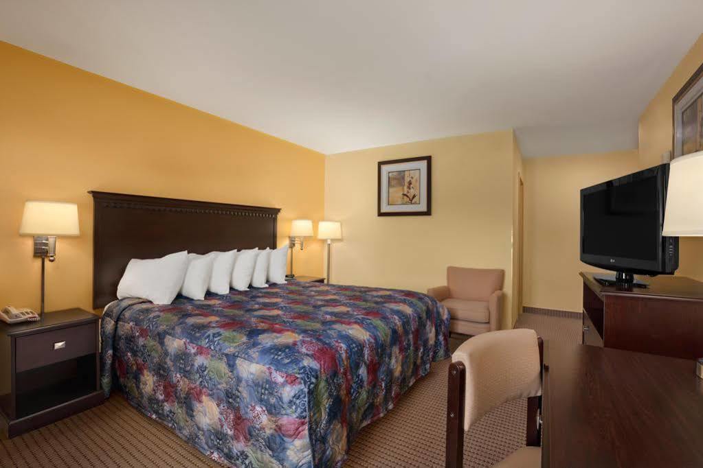 Days Inn By Wyndham Colchester Burlington מראה חיצוני תמונה